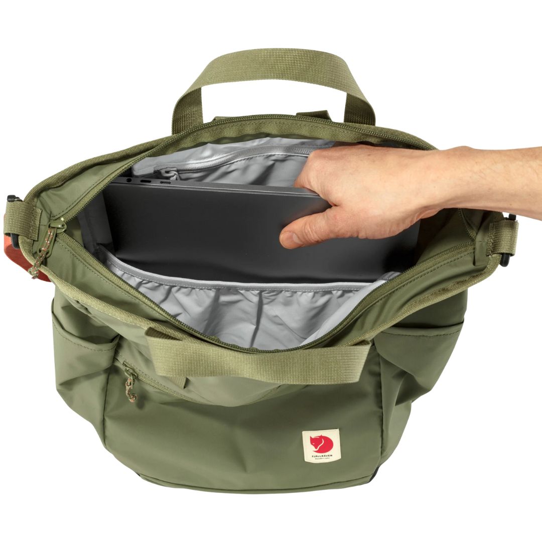 Inserción de un portátil en el compartimento acolchado de la mochila Fjällräven High Coast Totepack