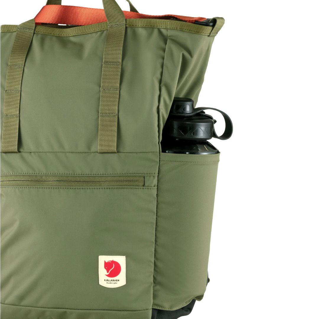 Vista lateral de la mochila Fjällräven High Coast Totepack con botella en el bolsillo elástico