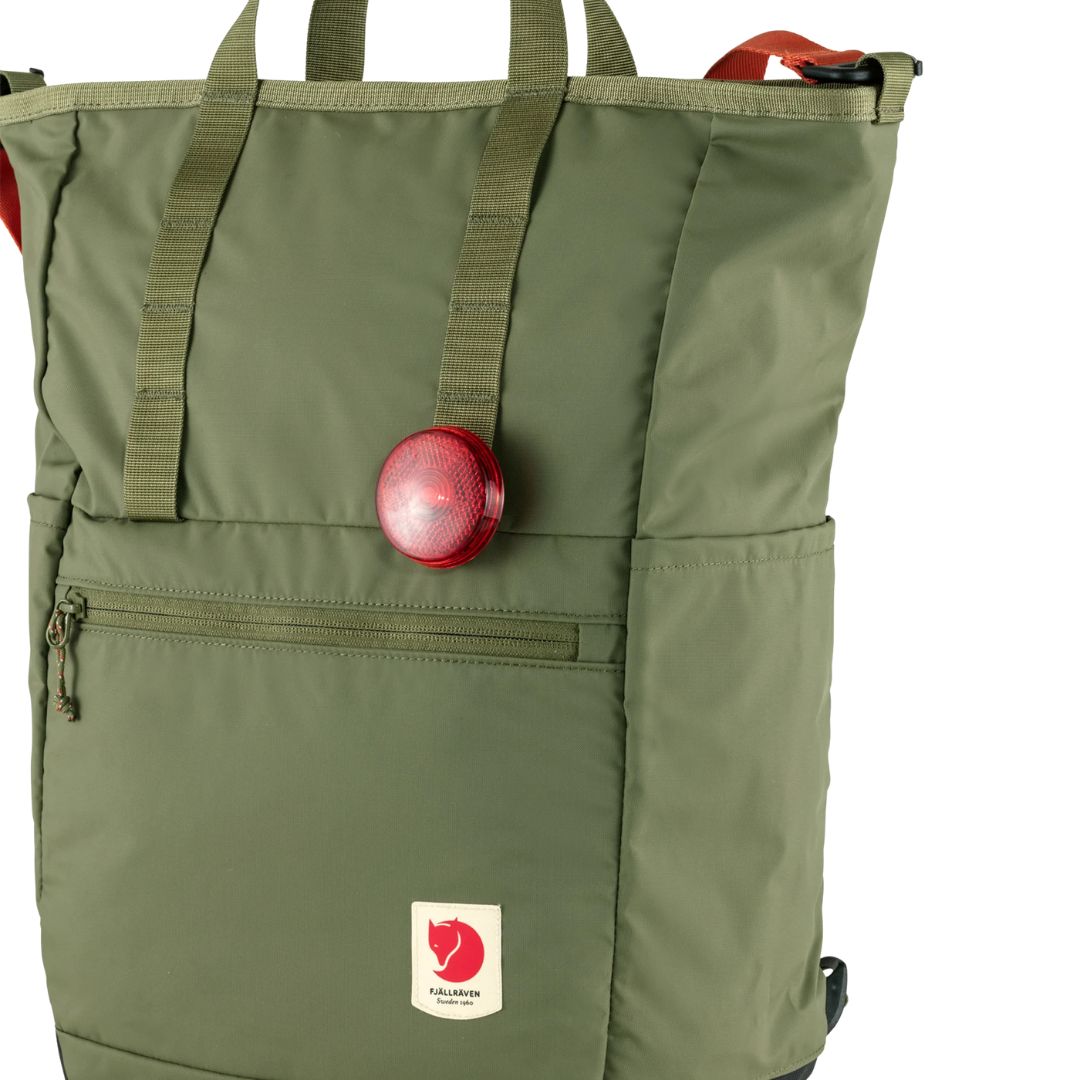 Mochila Fjällräven High Coast Totepack con luz trasera acoplada para mayor visibilidad