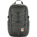 Mochila Fjällräven Skule 28 color basalt vista frontal con logo y cordón elástico en el panel exterior.