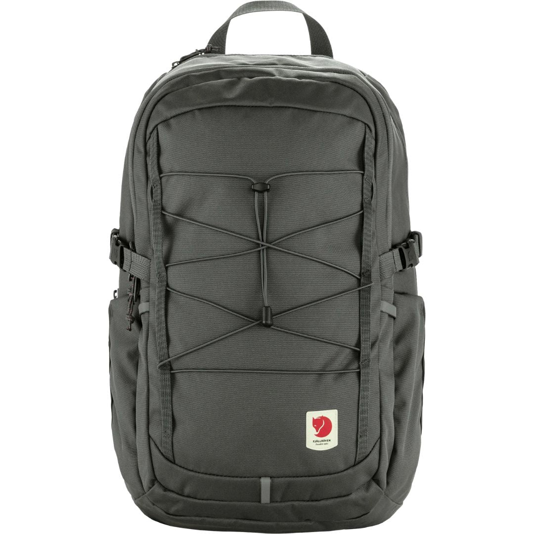 Mochila Fjällräven Skule 28 color basalt vista frontal con logo y cordón elástico en el panel exterior.