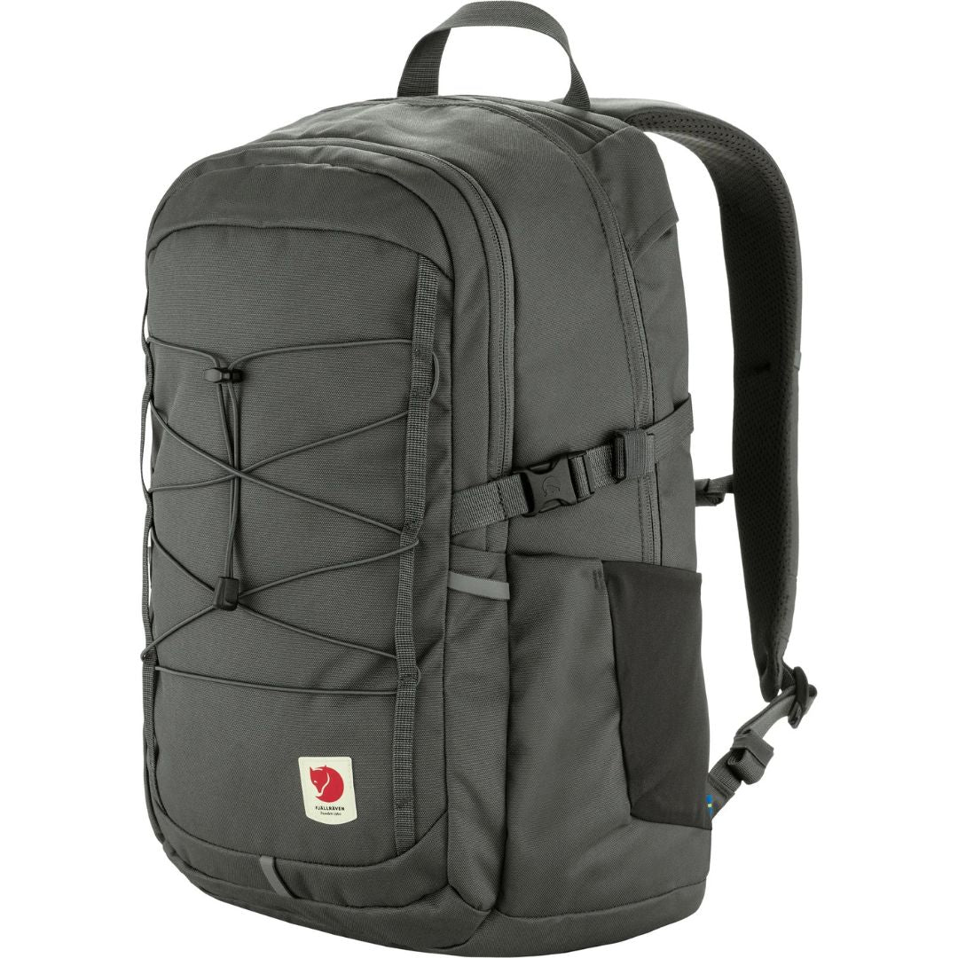 Mochila Fjällräven Skule 28 color basalt vista lateral con tirantes acolchados y bolsillo elástico.