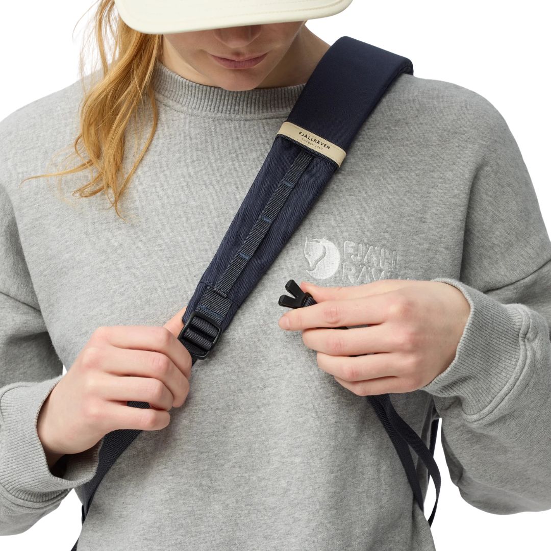 Detalle correa ajustable de la bandolera Fjällräven Skule Sling 6 azul marino con hebilla desmontable y ajuste ergonómico para uso urbano.
