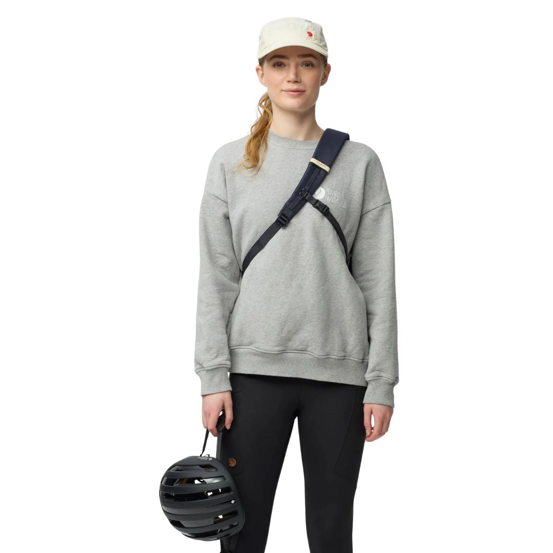 Fjällräven Skule Sling 6 azul marino llevada cruzada en el pecho, bandolera urbana 6L ligera ideal para movilidad y ciclismo urbano.