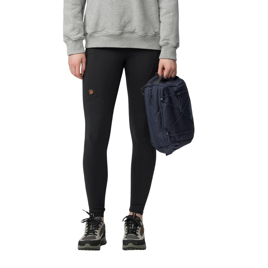 Bandolera Fjällräven Skule Sling 6 azul marino en mano, diseño compacto 6 litros en poliéster reciclado resistente.