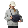 Fjällräven Skule Sling 6 azul marino en posición frontal, bandolera urbana 6 litros con compartimentos organizados.