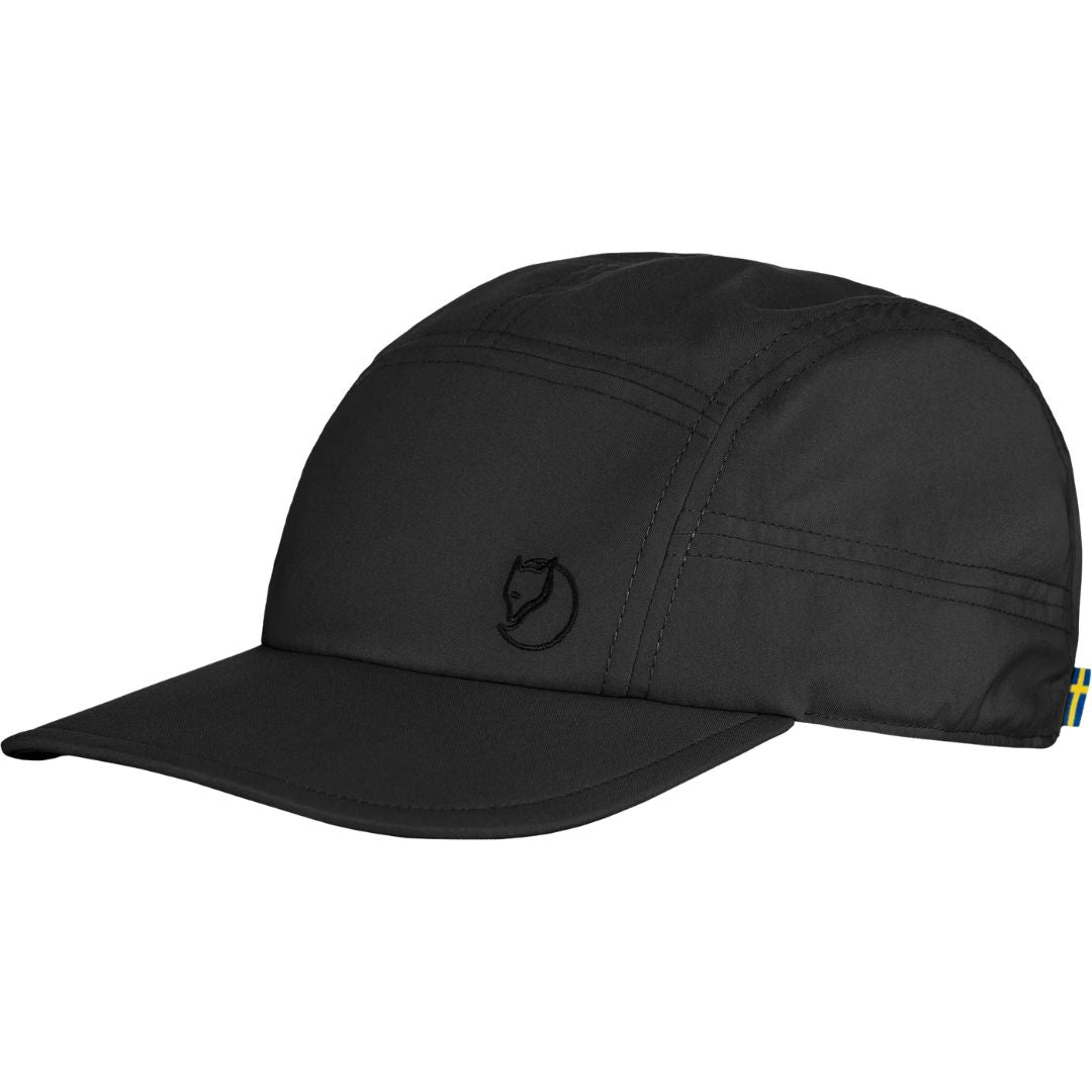 Gorra Fjällräven Abisko Hike Lite Cap color black vista lateral con visera flexible, logo bordado y construcción ligera para senderismo.