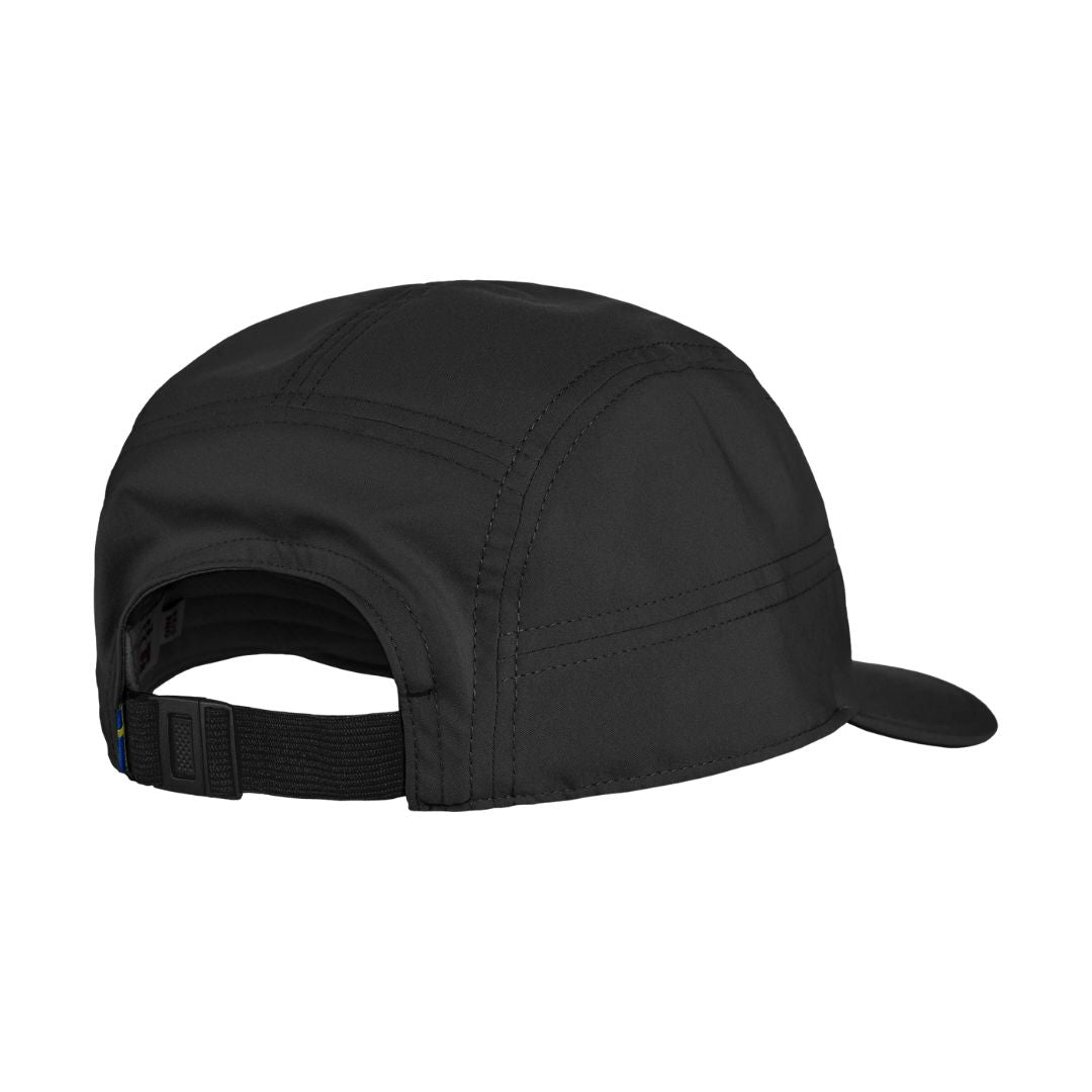 Gorra Fjällräven Abisko Hike Lite Cap color black vista trasera con diseño ligero, cierre ajustable y tejido técnico ventilado.