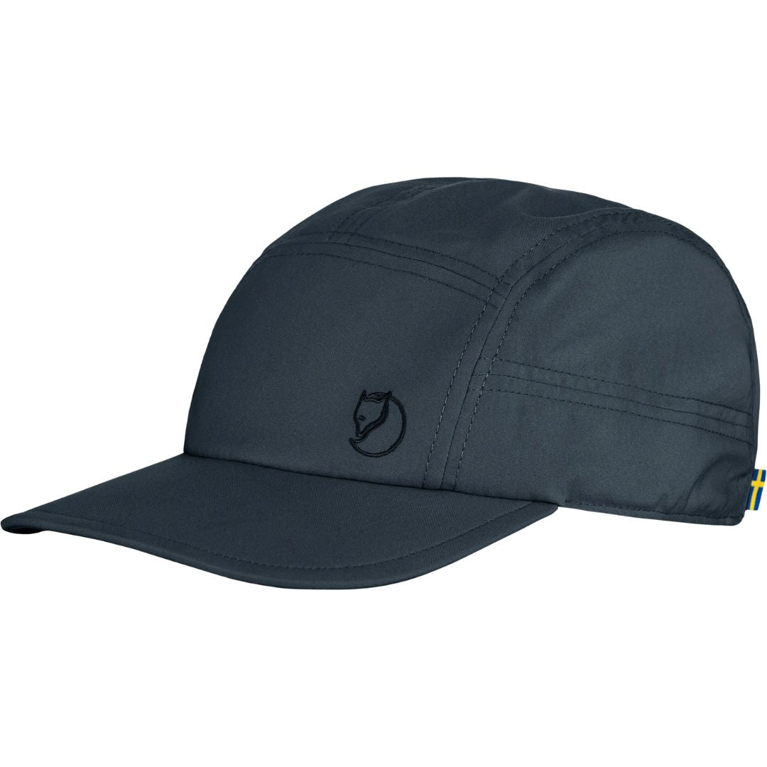 Gorra Fjällräven Abisko Hike Lite Cap color dark navy vista lateral con visera flexible, logo bordado frontal y tejido transpirable de secado rápido.