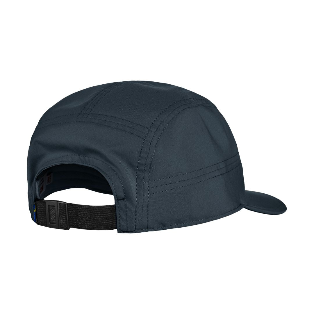 Gorra Fjällräven Abisko Hike Lite Cap color dark navy vista trasera con tejido técnico ligero, ajuste trasero regulable y estructura plegable.