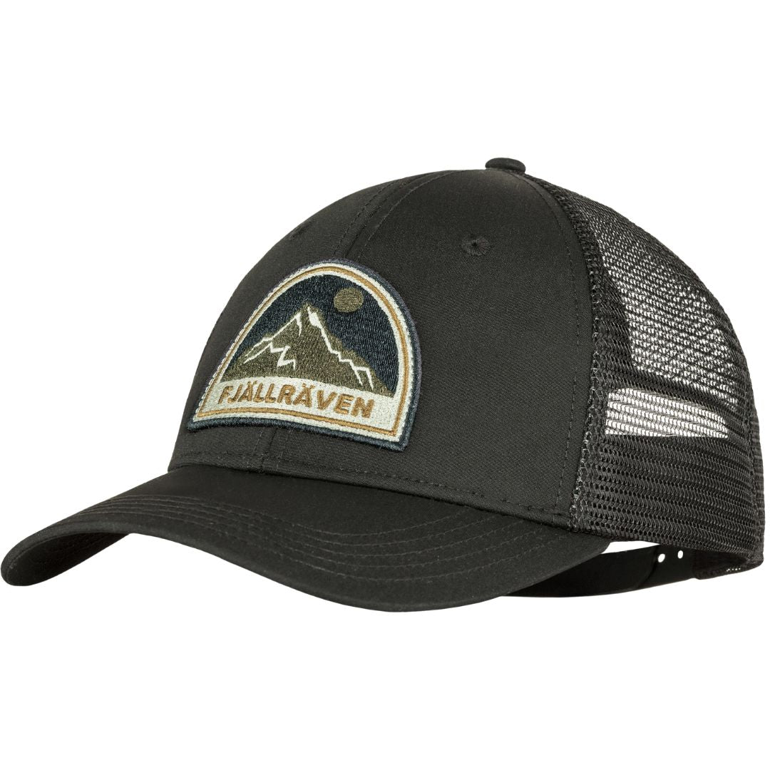 Gorra Fjällräven Badge Långtradarkeps color black con diseño trucker, parche bordado frontal, visera curva resistente y paneles de malla para ventilación.