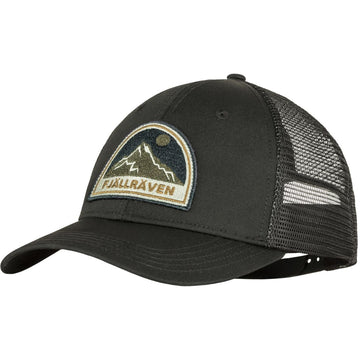 Gorra Fjällräven Badge Långtradarkeps color black con diseño trucker, parche bordado frontal, visera curva resistente y paneles de malla para ventilación.
