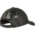 Gorra Fjällräven Badge Långtradarkeps color black vista trasera con estructura de malla transpirable y cierre regulable para ajuste personalizado.