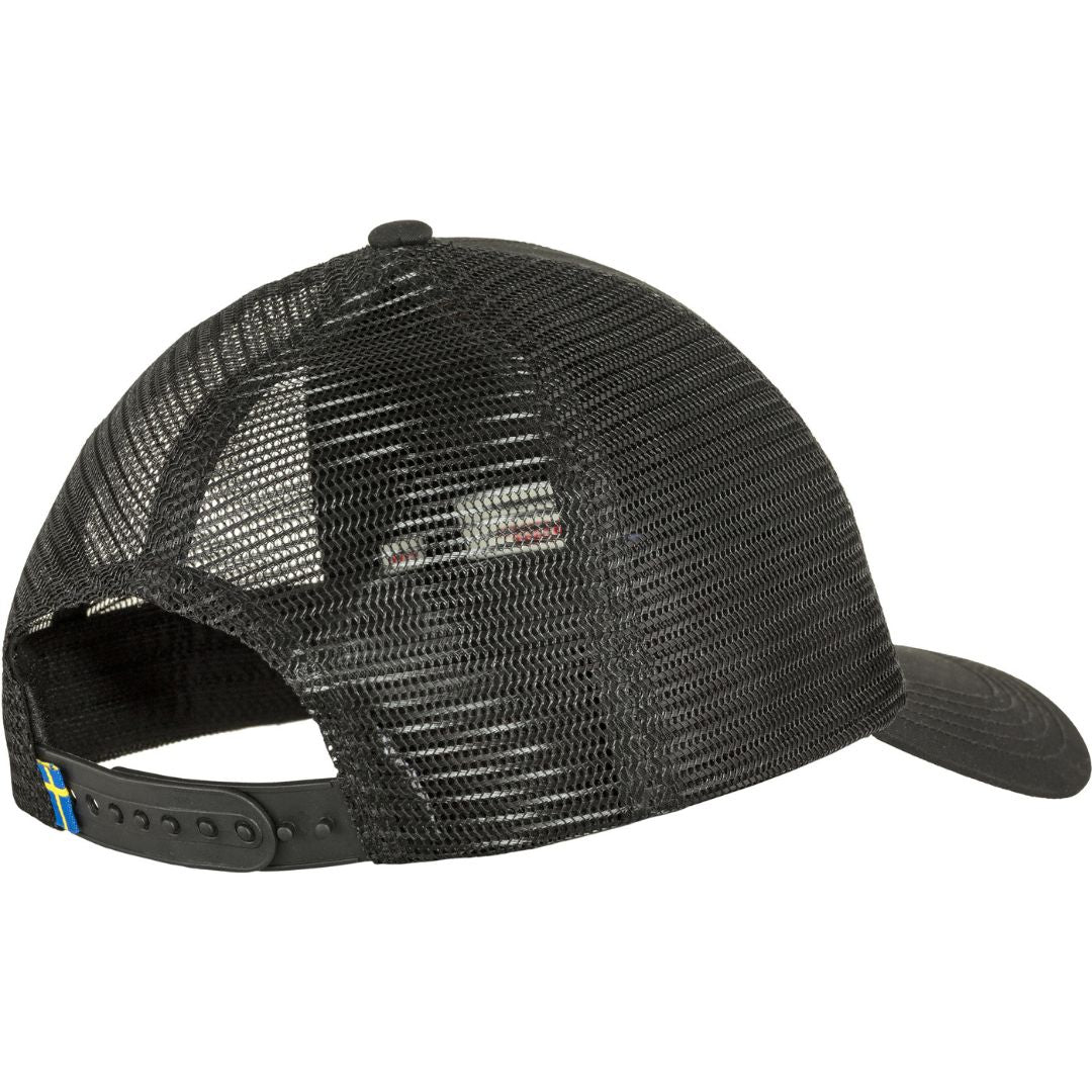 Gorra Fjällräven Badge Långtradarkeps color black vista trasera con estructura de malla transpirable y cierre regulable para ajuste personalizado.