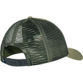 Gorra Fjällräven Badge Långtradarkeps color green vista trasera con paneles de malla transpirable y cierre ajustable tipo snapback.