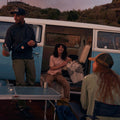 Personas disfrutando de acampada con gorra Fjällräven Badge Långtradarkeps en ambiente outdoor y uso diario.