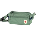Riñonera Fjällräven High Coast Hip Pack Patina Green vista frontal con bolsillo exterior con cremallera y logo.