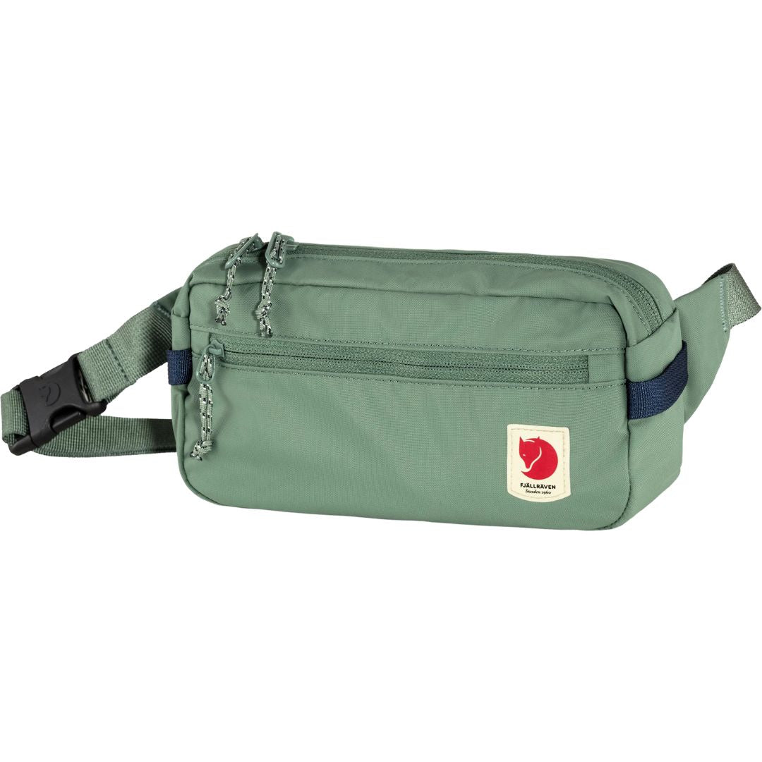Riñonera Fjällräven High Coast Hip Pack Patina Green vista frontal con bolsillo exterior con cremallera y logo.