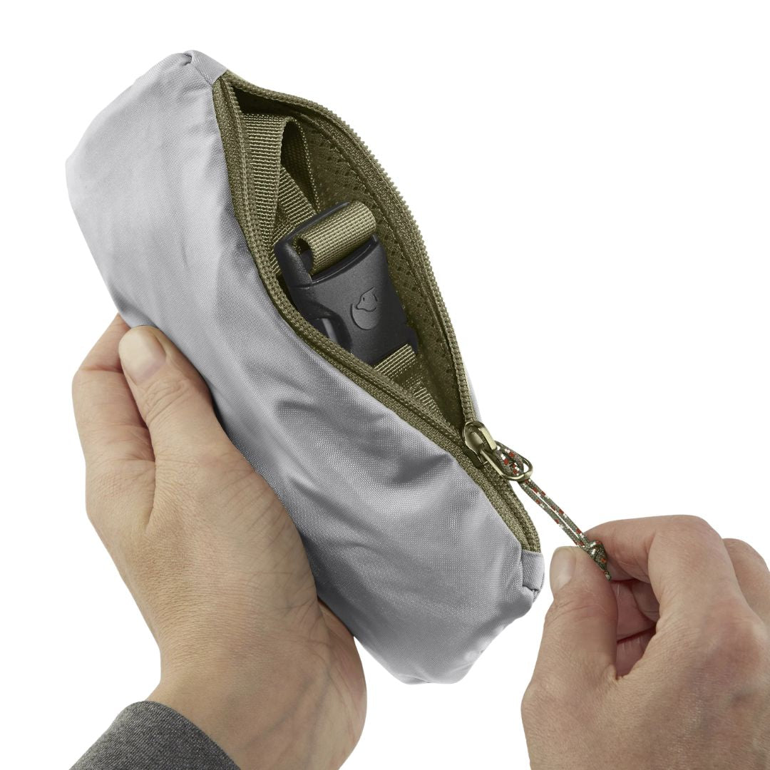 Riñonera Fjällräven High Coast Hip Pack plegada en su propia funda, detalle del cierre de cremallera.