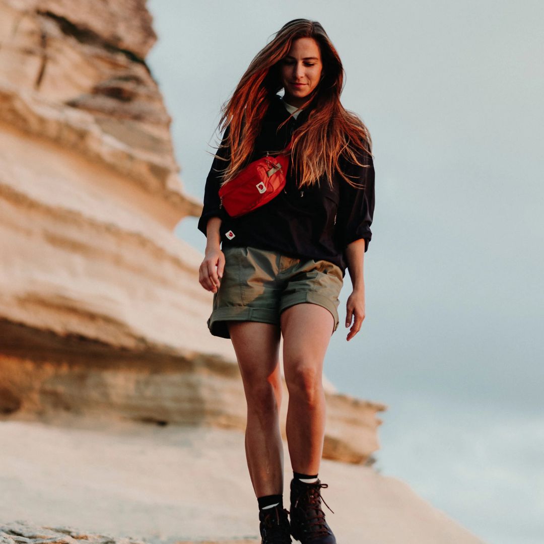 Riñonera Fjällräven High Coast Hip Pack en uso durante una caminata, ajuste cómodo y acceso rápido al bolsillo frontal.