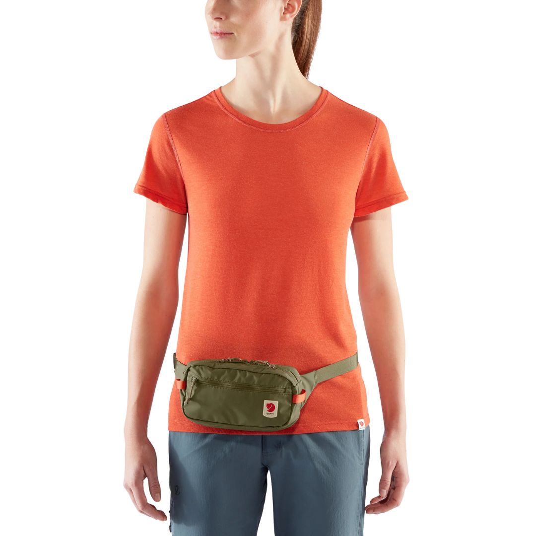 Riñonera Fjällräven High Coast Hip Pack vista frontal en uso colocada en la cintura de una persona.