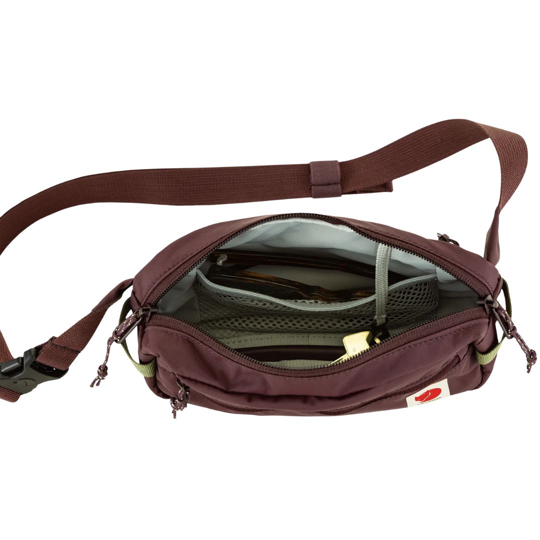 Riñonera Fjällräven High Coast Hip Pack vista superior abierta con bolsillos interiores de malla