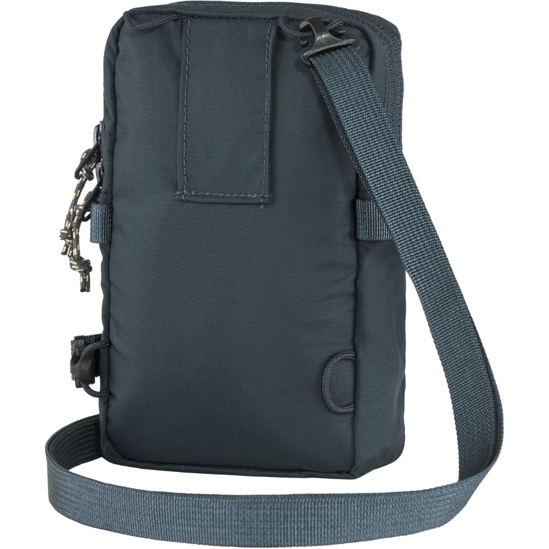 Vista trasera del bolso Fjällräven High Coast Pocket navy, con trabilla para cinturón y anillas laterales para sujeción personalizada.