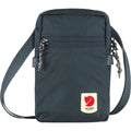 Vista frontal del bolso Fjällräven High Coast Pocket en color navy, con logotipo rojo visible y cremallera superior.