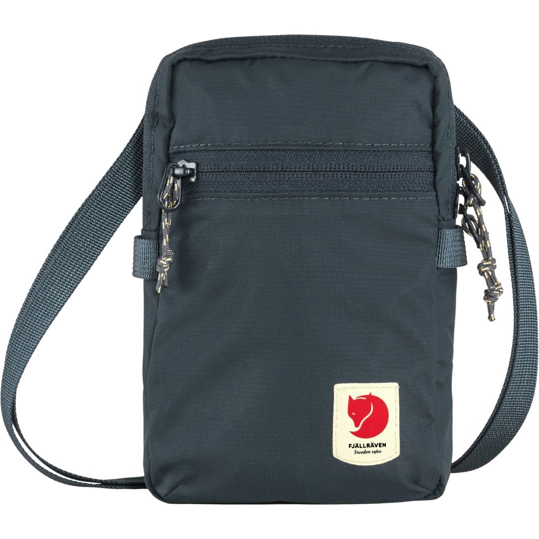 Vista frontal del bolso Fjällräven High Coast Pocket en color navy, con logotipo rojo visible y cremallera superior.