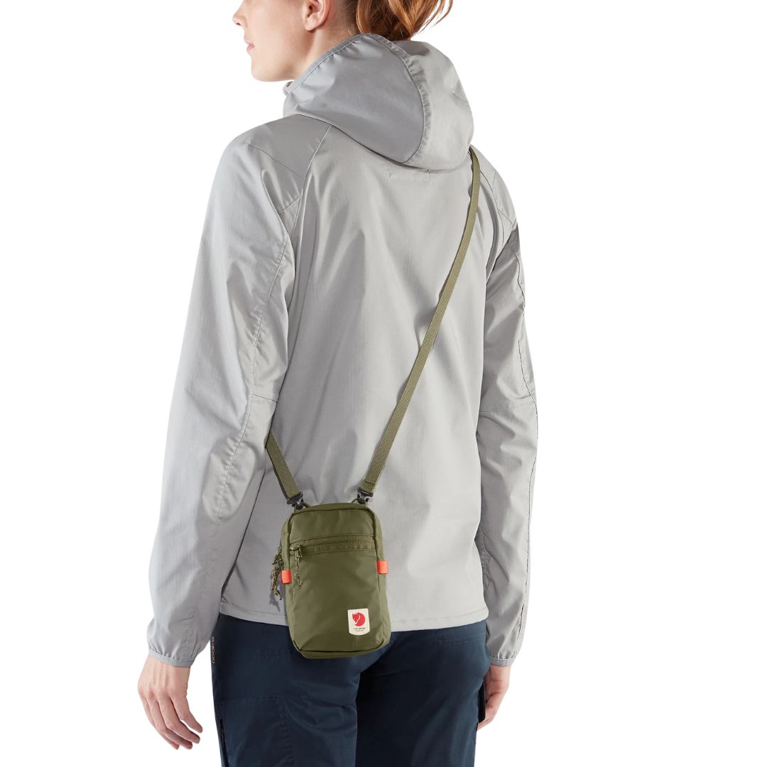 Vista trasera del bolso Fjällräven High Coast Pocket llevado a la espalda con correa larga y ajustable.