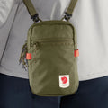 Vista frontal del bolso Fjällräven High Coast Pocket colgado del hombro con correa ajustable.