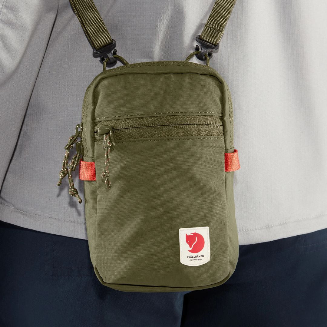 Vista frontal del bolso Fjällräven High Coast Pocket colgado del hombro con correa ajustable.