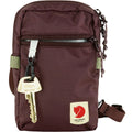 Bolso Fjällräven High Coast Pocket con una llave sujeta al gancho interno del bolsillo frontal.