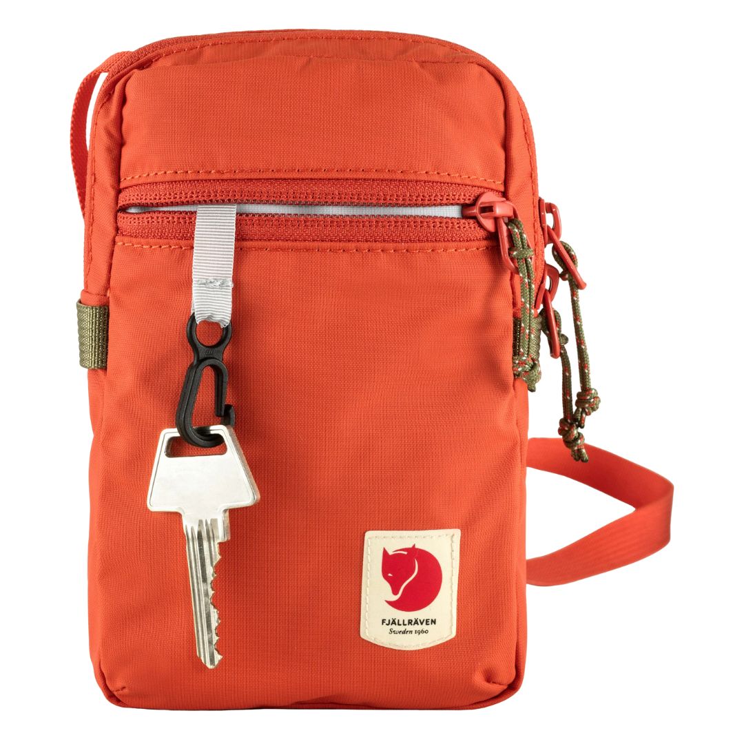 Bolso Fjällräven High Coast Pocket mostrando el llavero funcional fijado al gancho interior