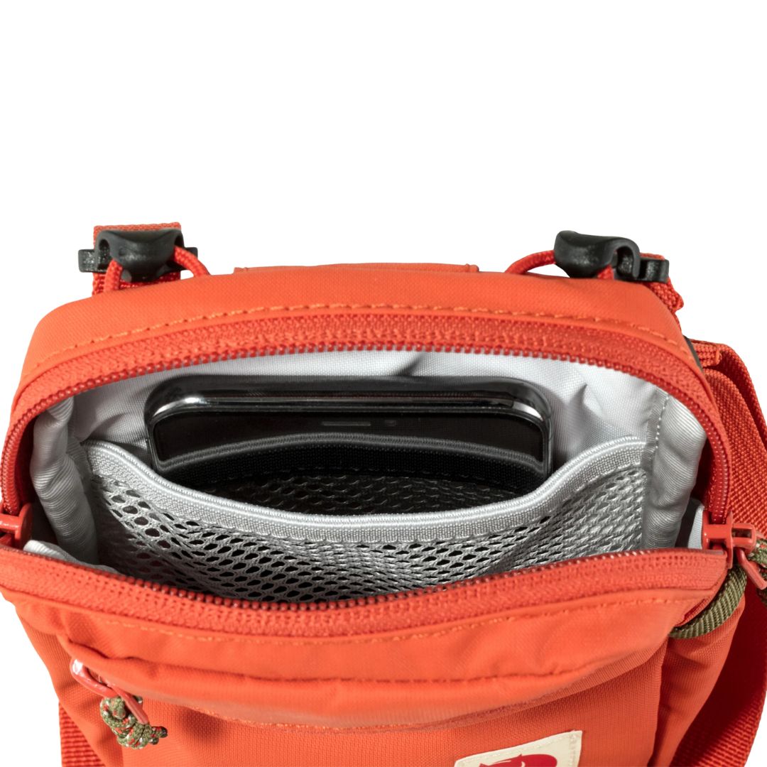 Interior del bolso Fjällräven High Coast Pocket con organización interna visible y teléfono guardado
