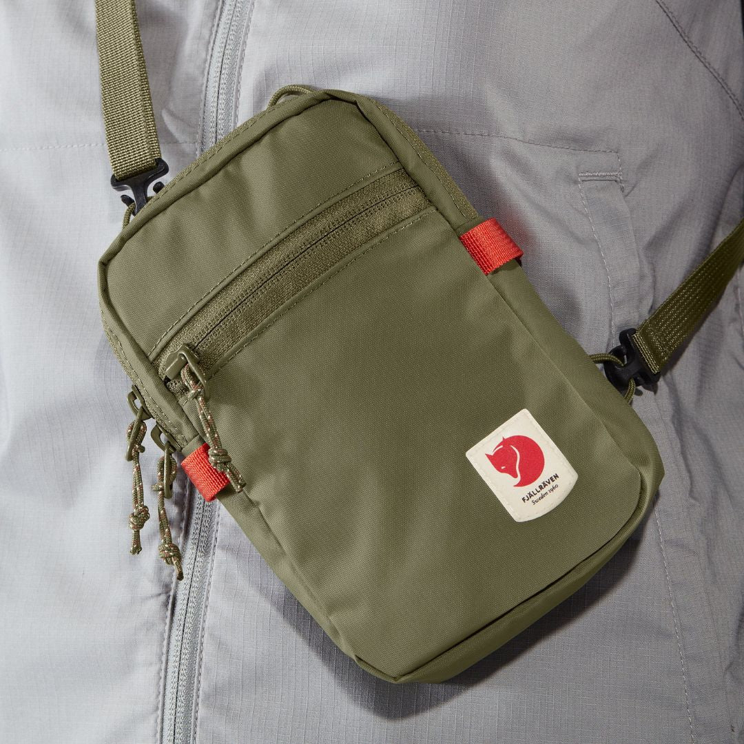 Vista frontal del bolso Fjällräven High Coast Pocket en uso cruzado, mostrando el diseño compacto y funcional.