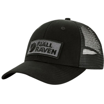 Gorra Fjällräven Långtradarkeps color Black con diseño trucker, logo frontal bordado, visera curva en G-1000 y paneles de malla para ventilación.