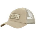 Gorra Fjällräven Långtradarkeps color Fossil con diseño trucker, logo frontal bordado, visera curva en tejido G-1000 y panel trasero de malla transpirable.