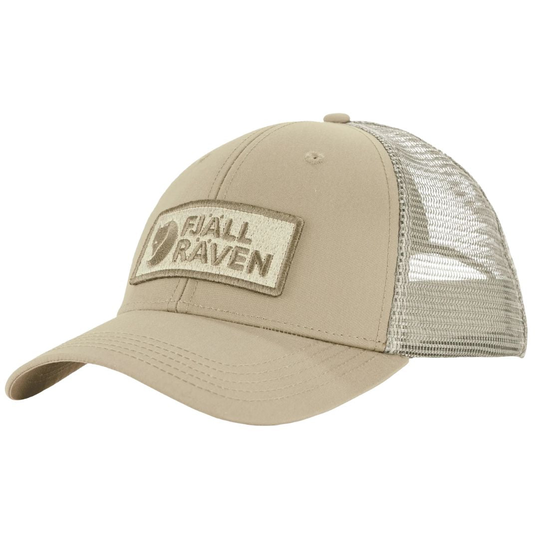 Gorra Fjällräven Långtradarkeps color Fossil con diseño trucker, logo frontal bordado, visera curva en tejido G-1000 y panel trasero de malla transpirable.