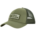 Gorra Fjällräven Långtradarkeps color Green con diseño trucker, logo frontal bordado, visera curva y estructura ligera con paneles de malla.