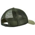 Gorra Fjällräven Långtradarkeps color Green vista trasera con paneles de malla transpirable y cierre ajustable tipo snapback.