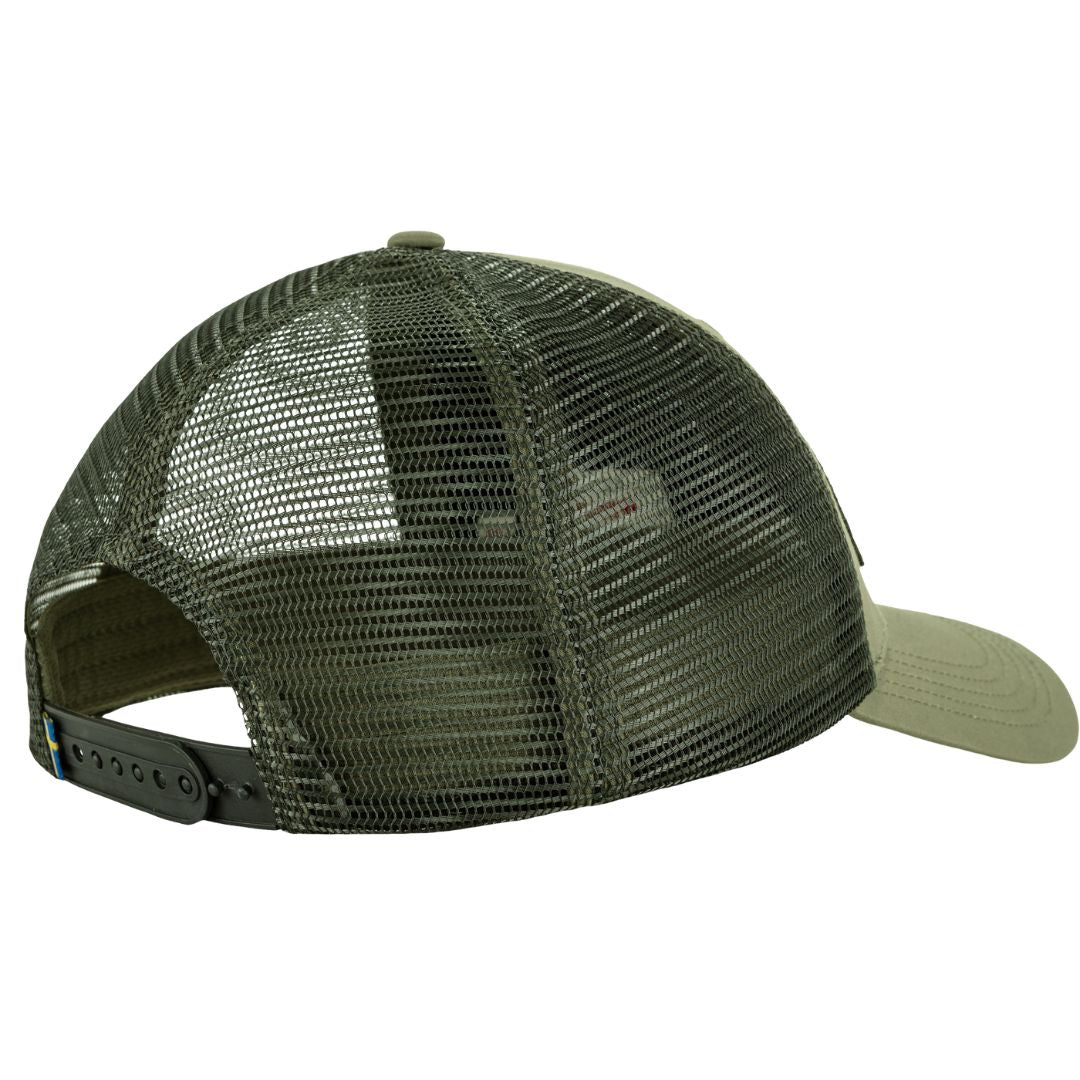 Gorra Fjällräven Långtradarkeps color Green vista trasera con paneles de malla transpirable y cierre ajustable tipo snapback.