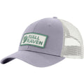 Gorra Fjällräven Långtradarkeps color Lavender Mist con estilo trucker, logo frontal bordado, visera curva y panel trasero de malla reciclada transpirable.