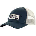 Gorra Fjällräven Långtradarkeps color Navy con diseño trucker, logo frontal bordado, visera curva resistente y panel trasero de malla transpirable.