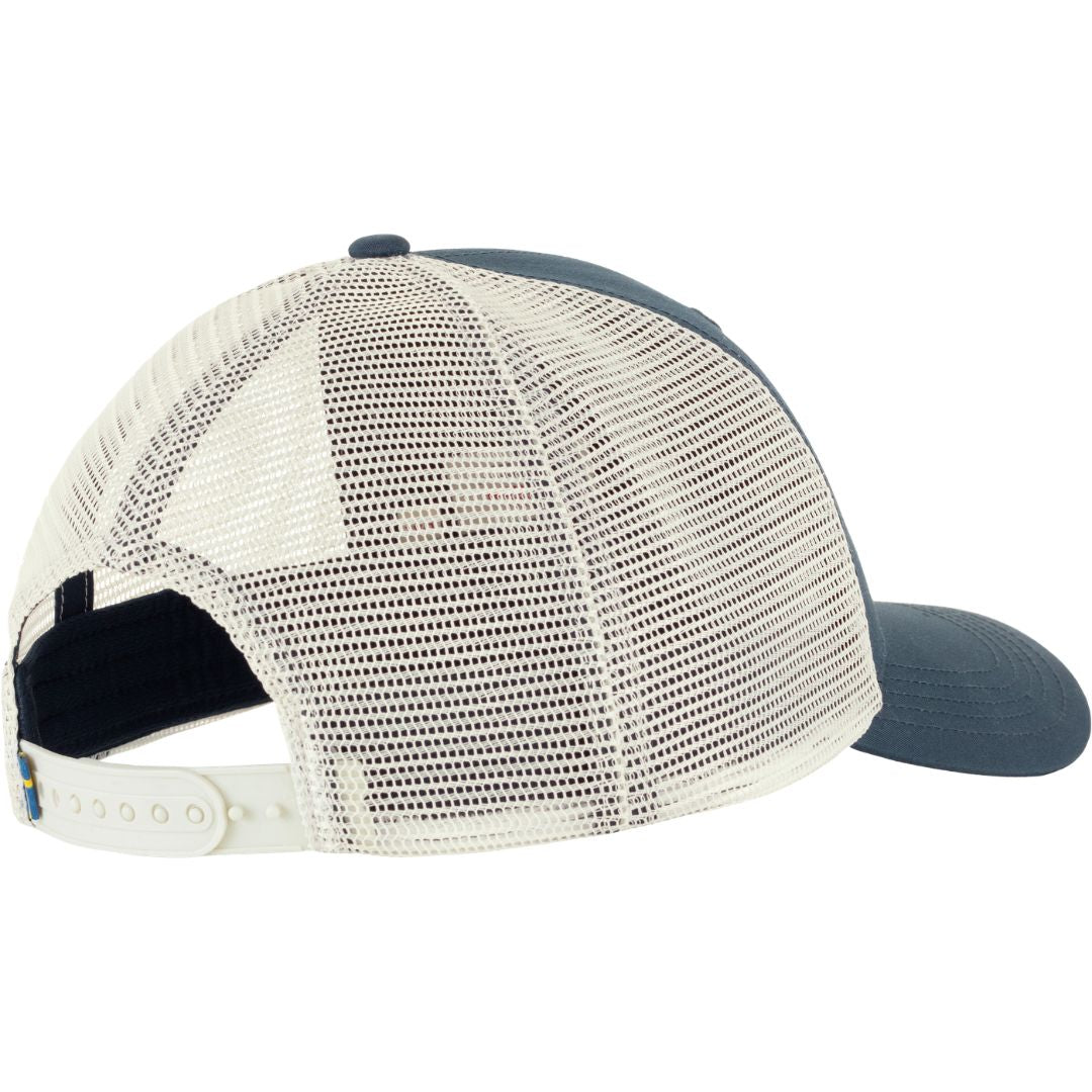 Gorra Fjällräven Långtradarkeps color Navy vista trasera con paneles de malla reciclada y cierre regulable para ajuste personalizado.