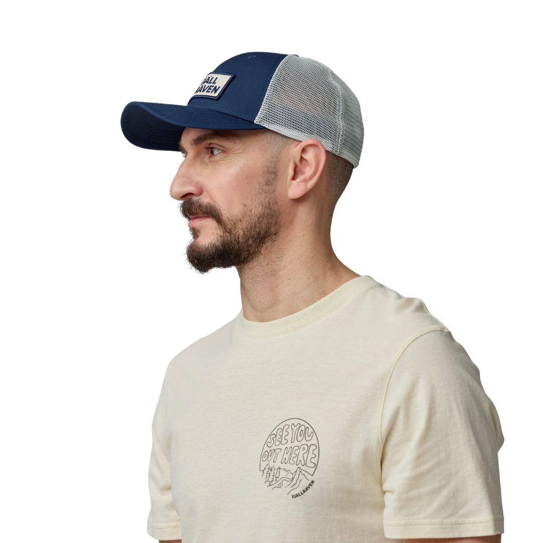 Hombre con gorra Fjällräven Långtradarkeps vista lateral destacando ajuste cómodo y estructura.