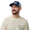 Hombre con gorra Fjällräven Långtradarkeps vista frontal con diseño trucker y paneles de malla.