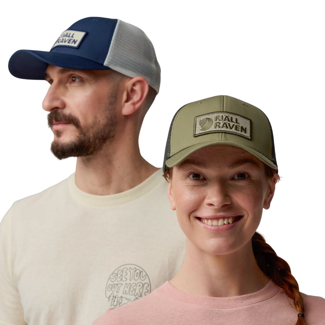 Hombre y mujer con gorra Fjällräven Långtradarkeps mostrando ajuste y estilo unisex.