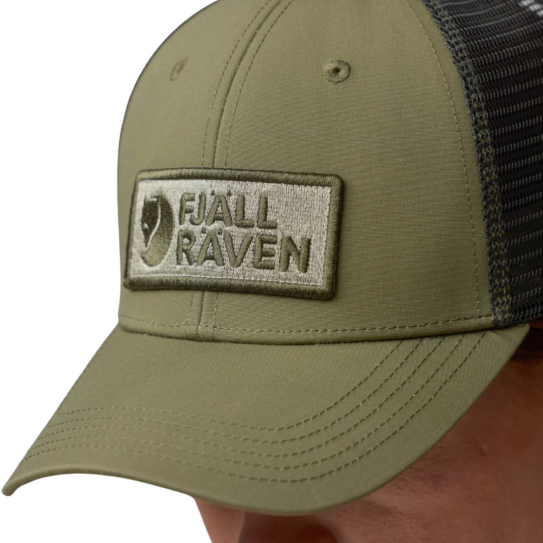 Detalle frontal de gorra Fjällräven Långtradarkeps con logo y visera en tejido G-1000.