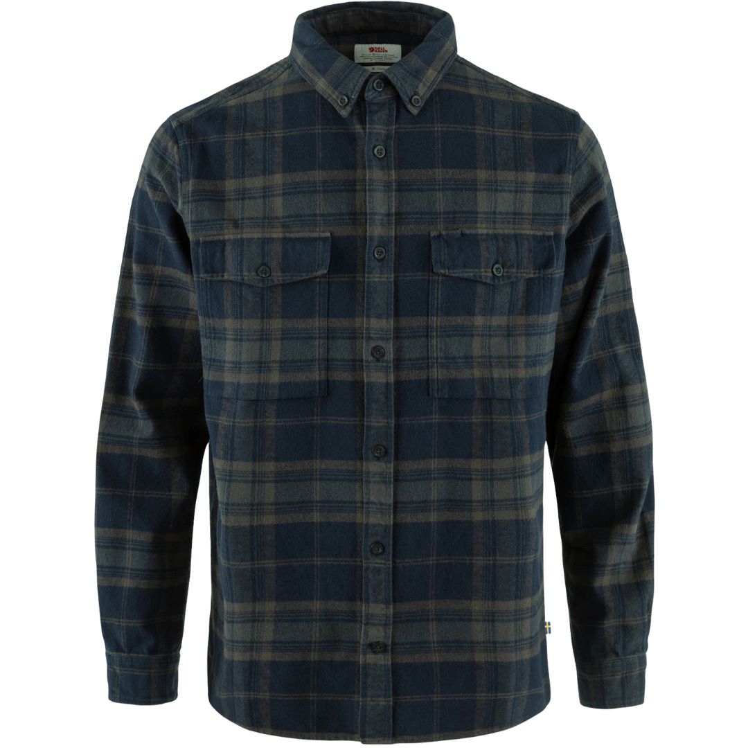 Vista frontal de la camisa Fjällräven Övik Twill Shirt M color dark navy basalt con cuello button-down y bolsillos abotonados